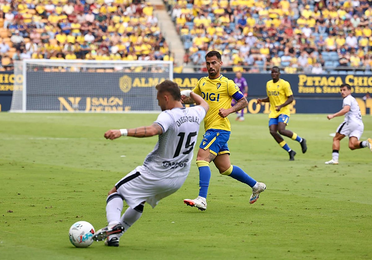 El Cádiz CF tuvo en el Ceuta a un duro y atrevido adversario.
