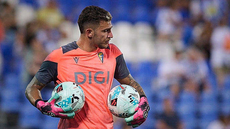 Víctor Aznar echa el cerrojo en la portería del Cádiz CF