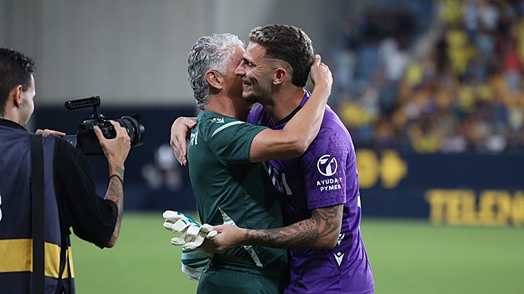 Víctor Aznar se funde en un abrazo con Santisteban, entrenador de porteros del Cádiz CF, durante el Trofeo Carranza.