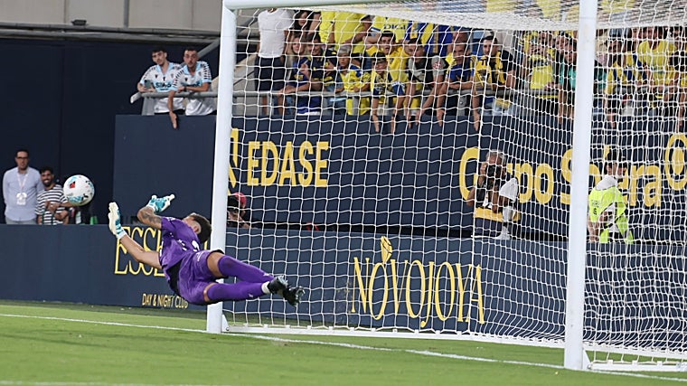 Víctor Aznar fue decisivo en la tanda de penaltis del Trofeo Carranza.