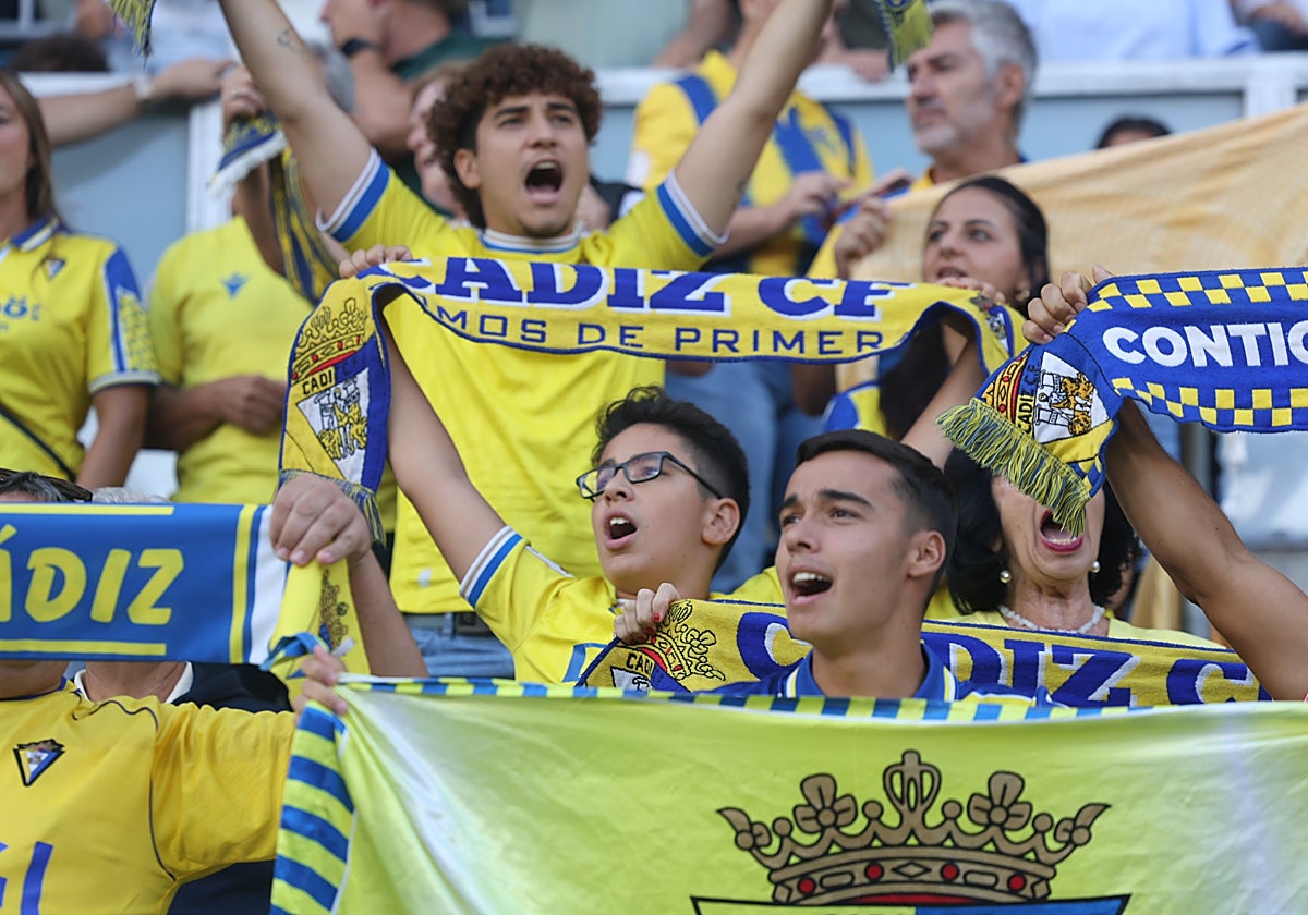 La afición del Cádiz CF nunca falla a su equipo.
