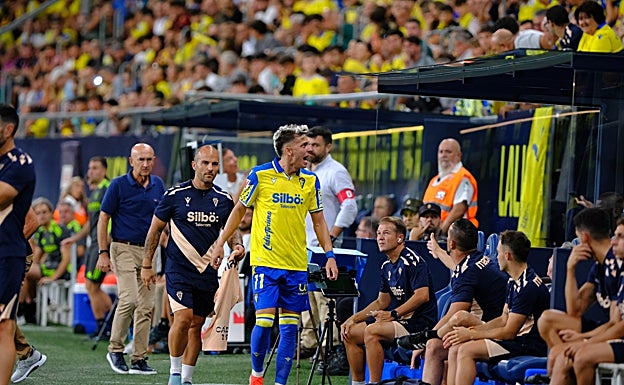 Alejo se encara con un aficionado en la primera jornada de la 24/25 donde el Zaragoza goleó 0-4 al Cádiz.