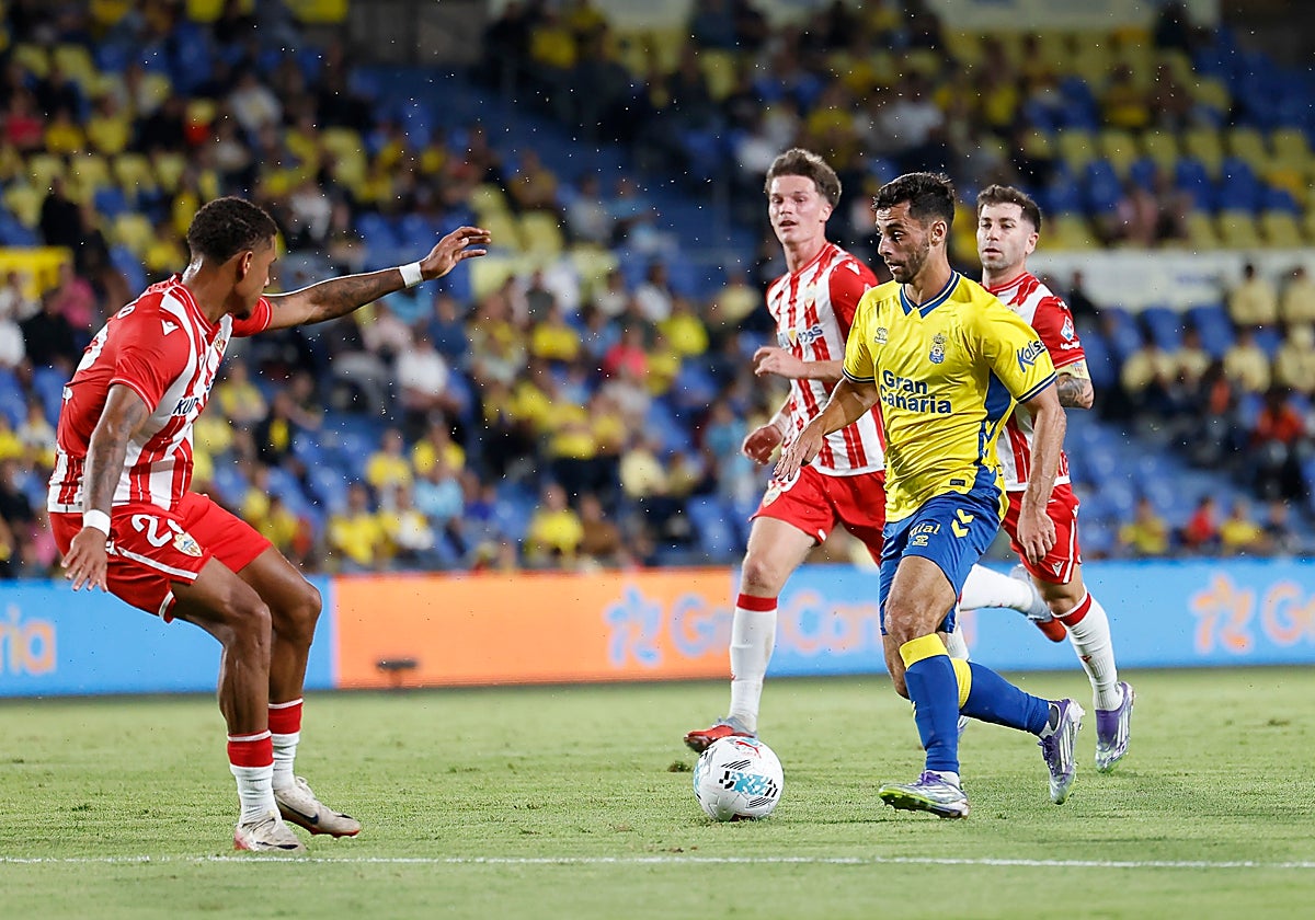 Las Palmas pierde en casa lo que gana a domicilio.