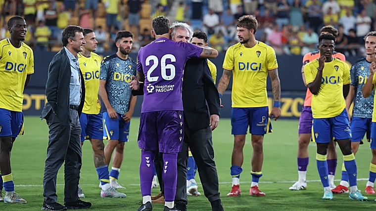 El guardameta Víctor Aznar abraza a Manuel Vizcaíno en presencia de Bruno García.