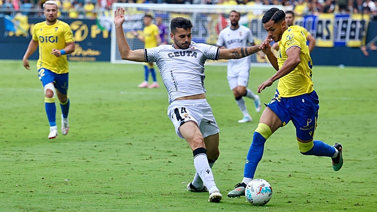 El Cádiz CF vuelve a jugar en su Estadio y el joven Raúl Pereira apunta al once titular.
