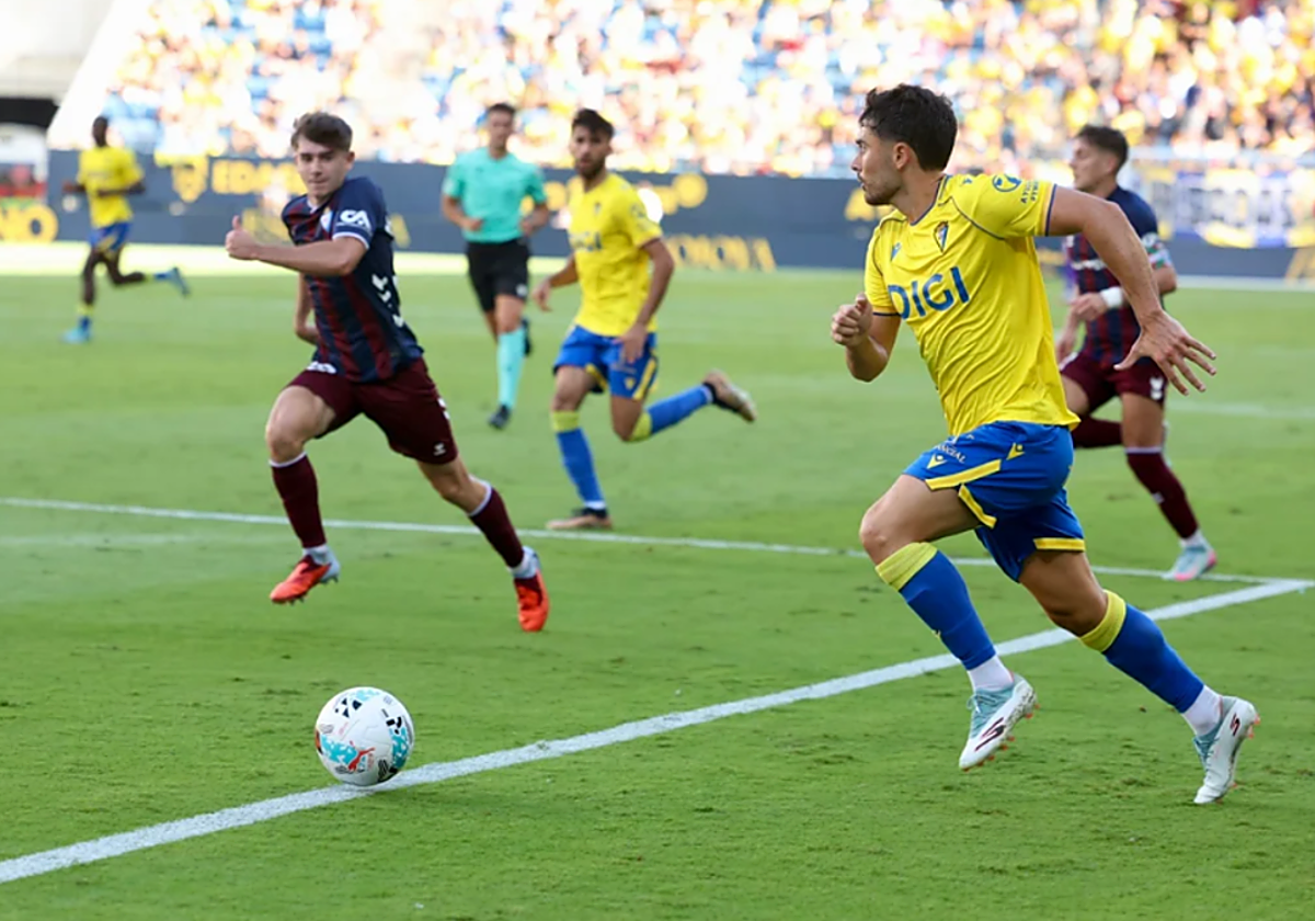 Sergio Ortuño, durante el Cádiz - Éibar