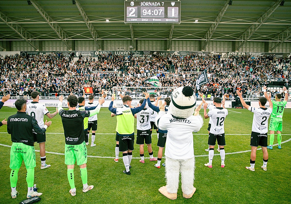 El Burgos celebra una victoria con su afición en El Plantío