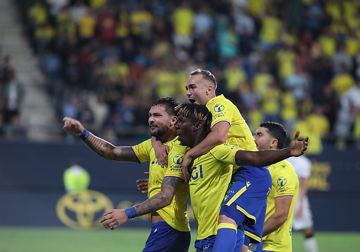 Kovacevic, Camara y Ontiveros celebraron el gol para nada.