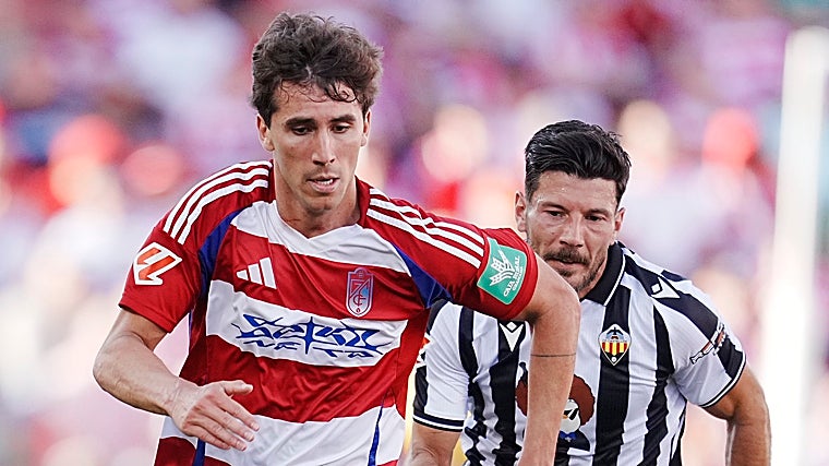 Manu Lama se ha afianzado en el centro de la defensa del Granada.