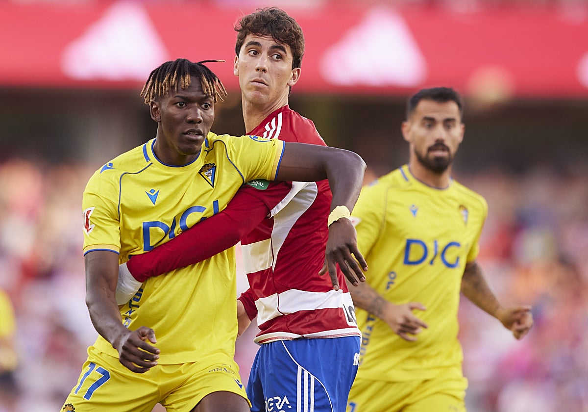 El Cádiz CF no pudo pasar del empate en Los Cármenes ante el Granada.