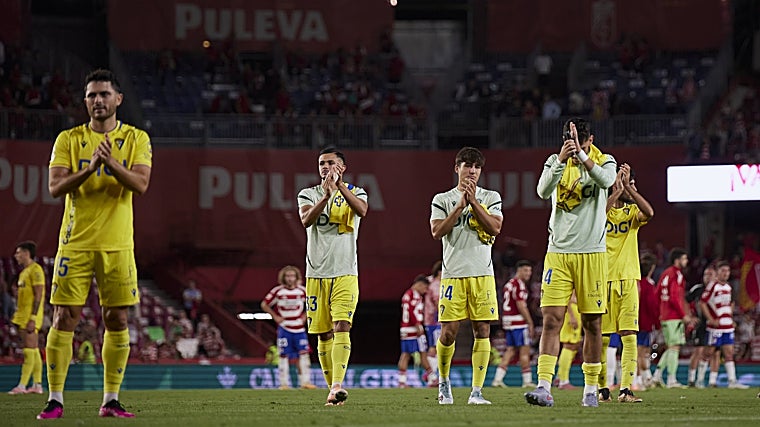 Los jugadores del Cádiz CF se despiden de su afición en Los Cármenes.
