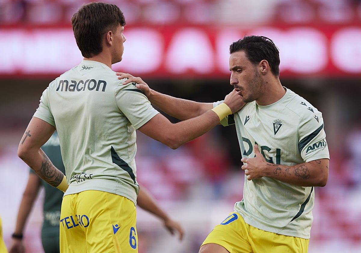 Iker Recio e Iza son dos puntales en la defensa del Cádiz CF.