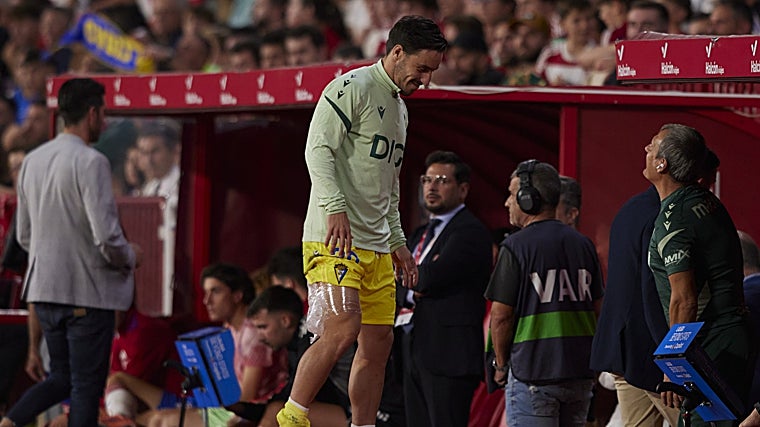 Iza Carcelén se retiró lesionado en Los Cármenes.