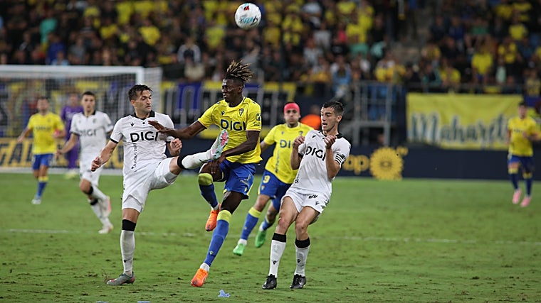 Al Cádiz CF le cuesta un mundo generar ocasiones de gol.