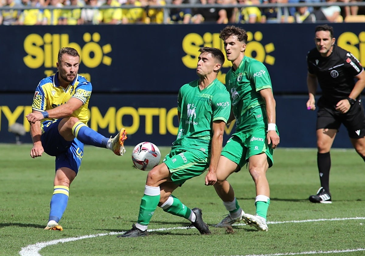 El Cádiz CF vuelve a recibir esta temporada al Racing de Santander.