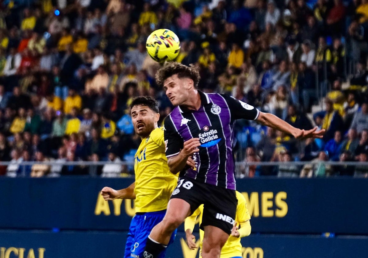 Jorge Delgado se impone a García Pascual en un balón áereo