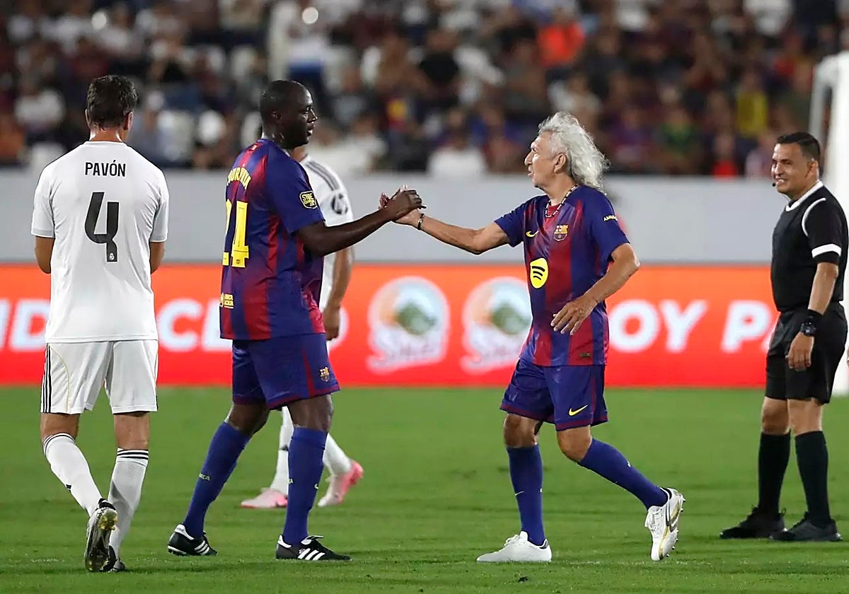 Mágico da las manos a Touré Yayá en presencia de Pavón y Pepe.