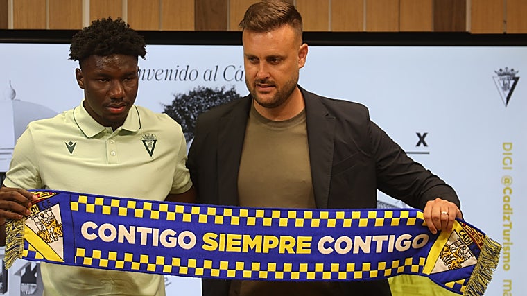 Alfred Caicedo junto a Juan Cala el día de su presentación como futbolista del Cádiz CF.