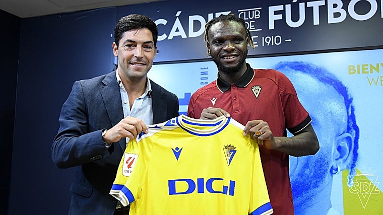 Rominigue Kouamé (d) junto a Borja Lasso (i) cuando fue presentado como nuevo jugador del Cádiz CF.