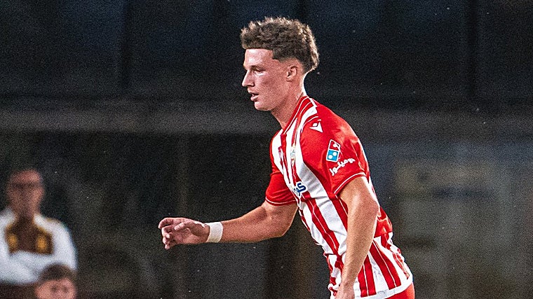 Stefan Dzodic, joven centrocampista serbio de la UD Almería.