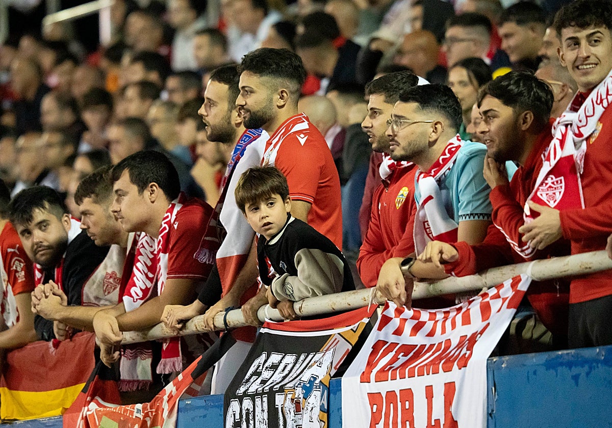 La afición del Almería espera con entusiasmo la cita liguera de su equipo ante el Cádiz CF.