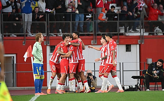 Álex, con la mirada perdida, el pasado domingo en Almería.