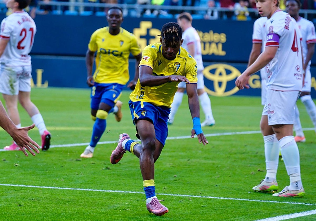 Efe Aghama celebra el tanto