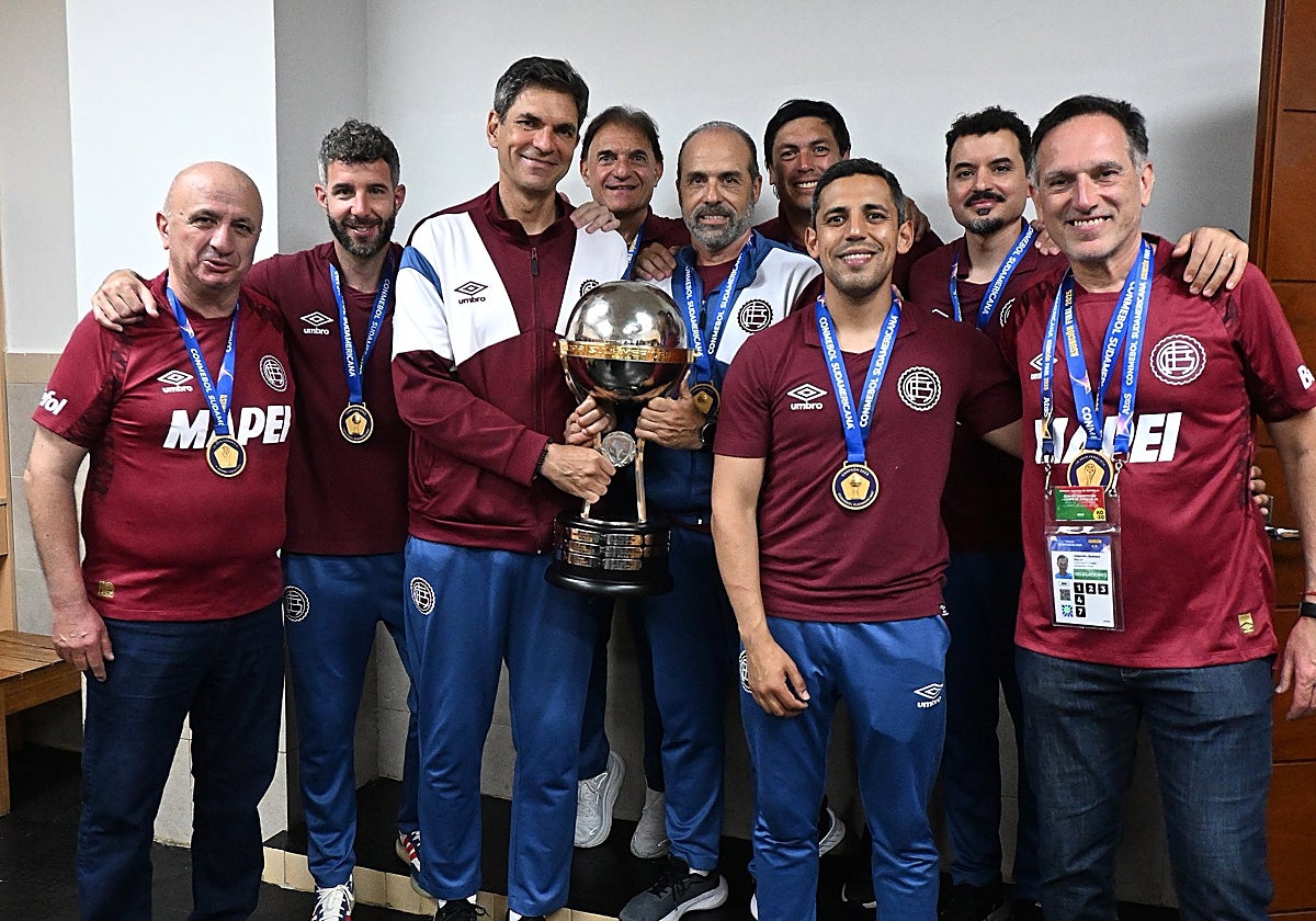 Mauricio Pellegrino posa con la copa junto a su cuerpo técnico y Nicolás Russo y Alejandro Marón, presidente y vicepresidente de Club Lanús