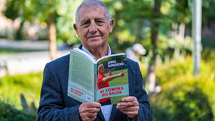 Jordi Gonzalvo, ex entrenador del Cádiz CF, publica el libro 'Al compás del balón'