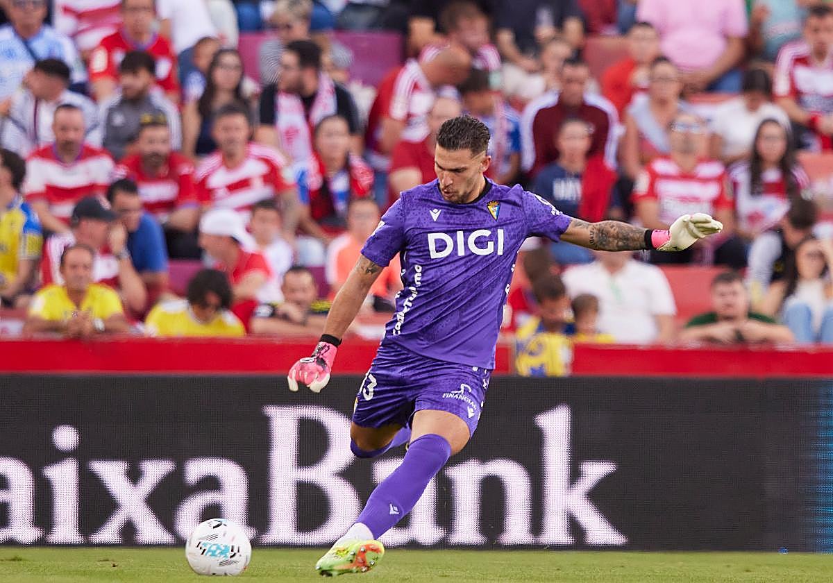 Víctor Aznar es el guardameta titular del Cádiz CF.