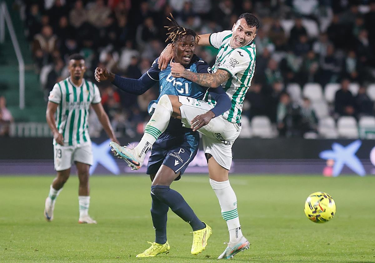 El Cádiz CF jugó un intenso encuentro en Córdoba.