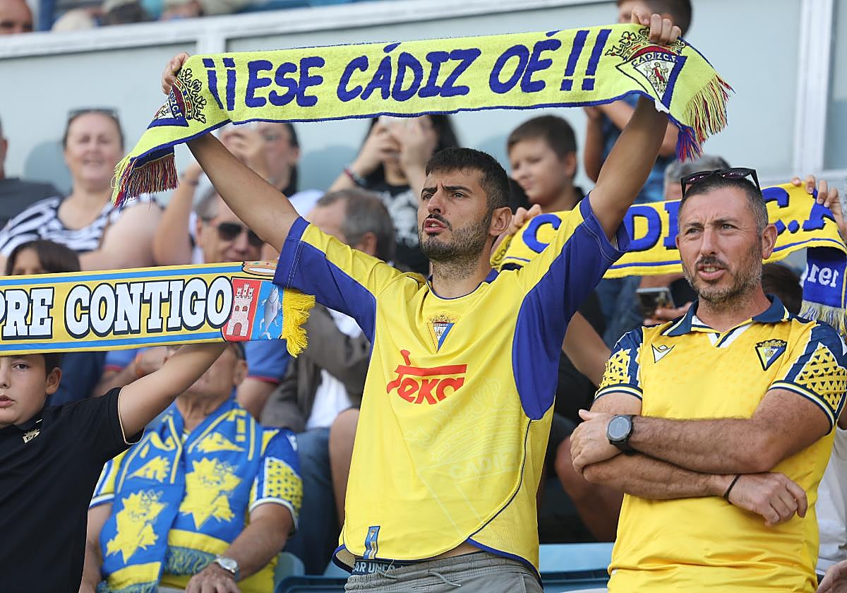 El Cádiz CF recibe al Racing de Santander, colíder de LaLiga Hypermotion.