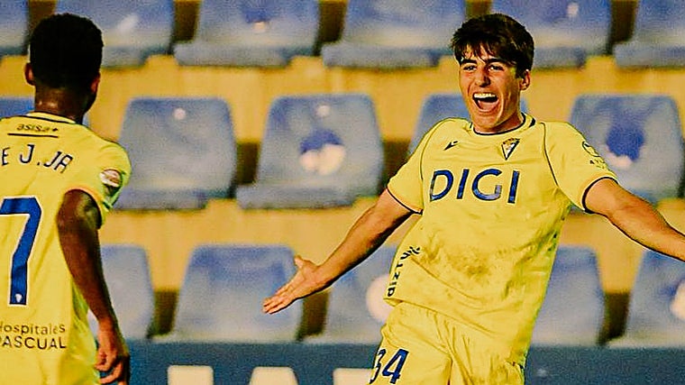 Juan Díaz celebra con Efe Aghama su gol al UCAM en la copa del Rey.