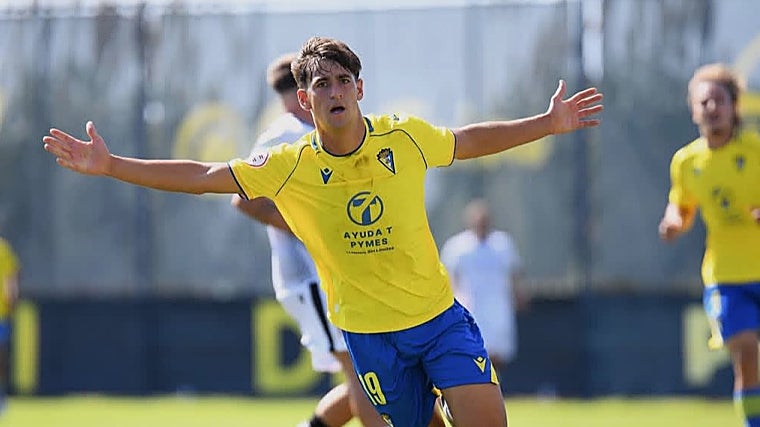 Ismael Álvarez destaca en el filial del Cádiz CF.