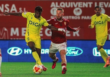 Efe Aghama, cambiado en el descanso, lleva el balón ante David Vicente.