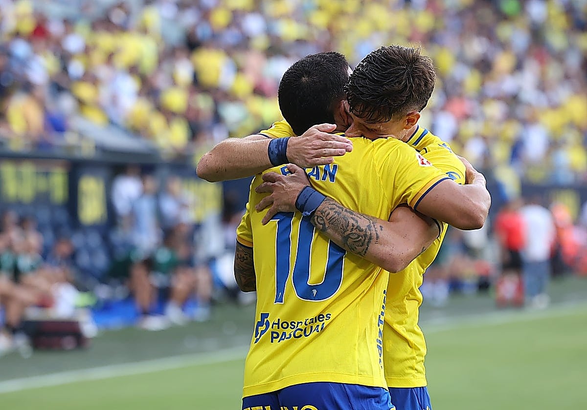 Brian Ocampo e Iker Recio celebran un tanto del uruguayo ante el Albacete