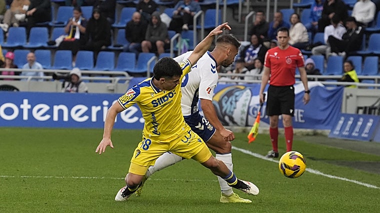 El Cádiz CF salió derrotado en su visita a Santa Cruz de Tenerife.