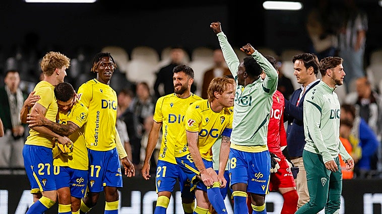 El Cádiz CF celebra el empate en Castalia (1-1).