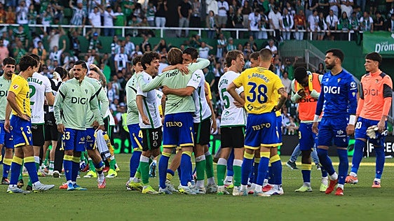 El Cádiz CF mira a la zona alta de Segunda para cambiar su retaguardia