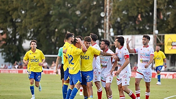 Las imágenes del amistoso Chiclana-Cádiz CF