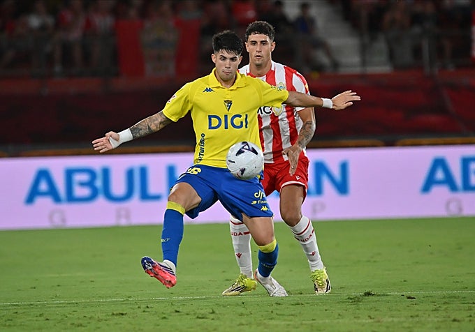 Cordero protege un balón