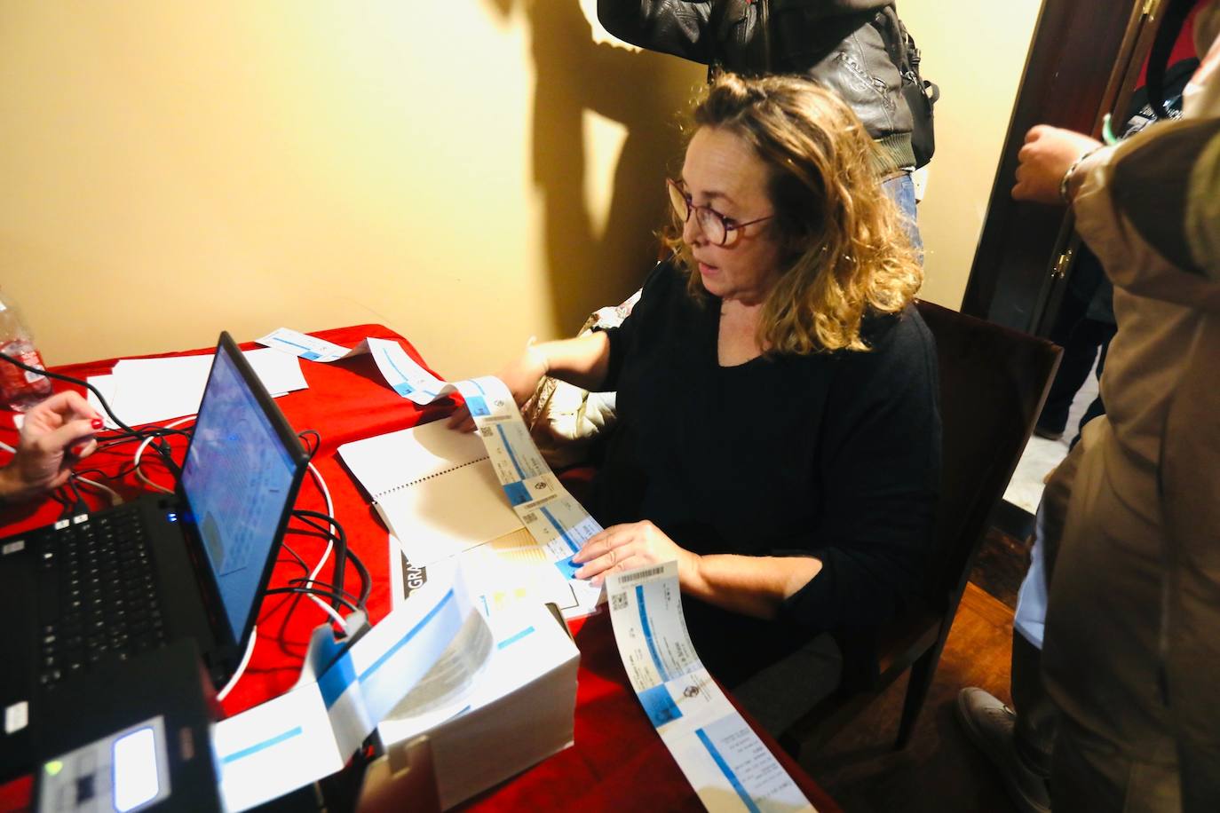 Fotos: Primeros afortunados comprando entradas en el Falla