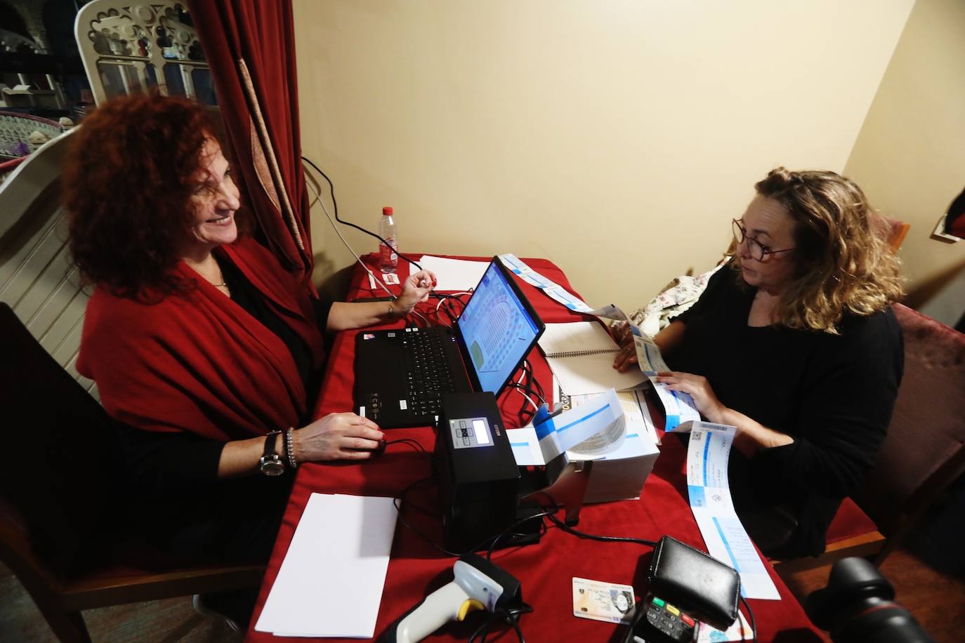 Fotos: Primeros afortunados comprando entradas en el Falla