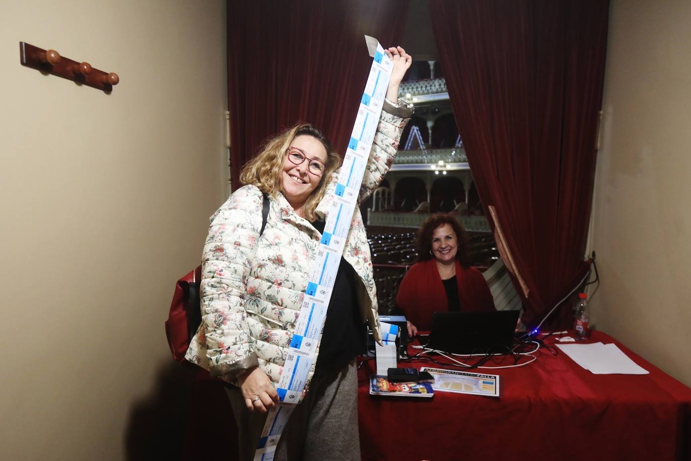 Fotos: Primeros afortunados comprando entradas en el Falla