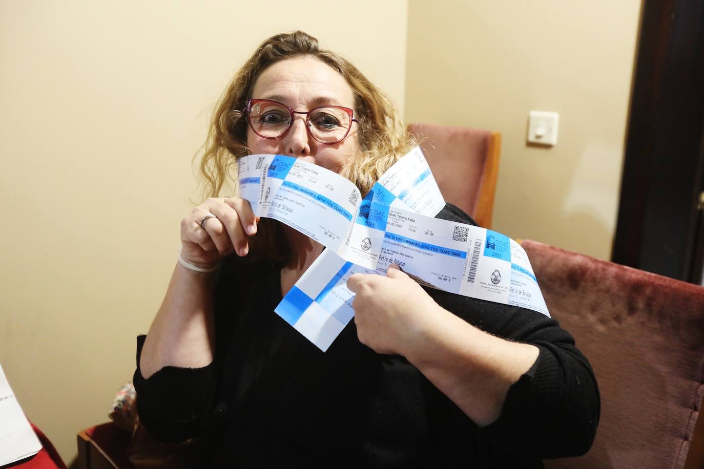 Fotos: Primeros afortunados comprando entradas en el Falla