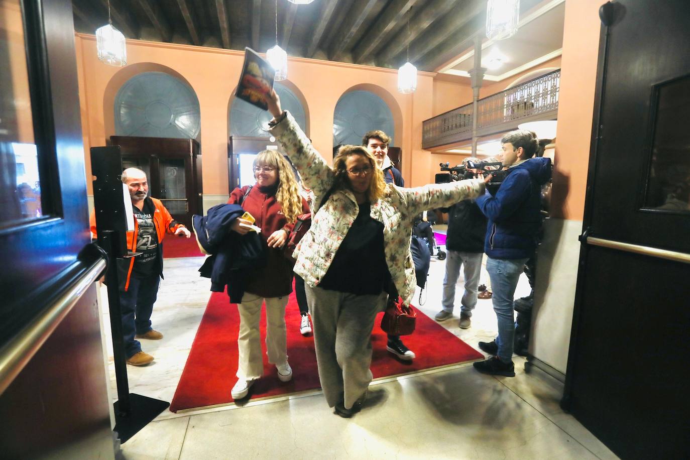 Fotos: Primeros afortunados comprando entradas en el Falla