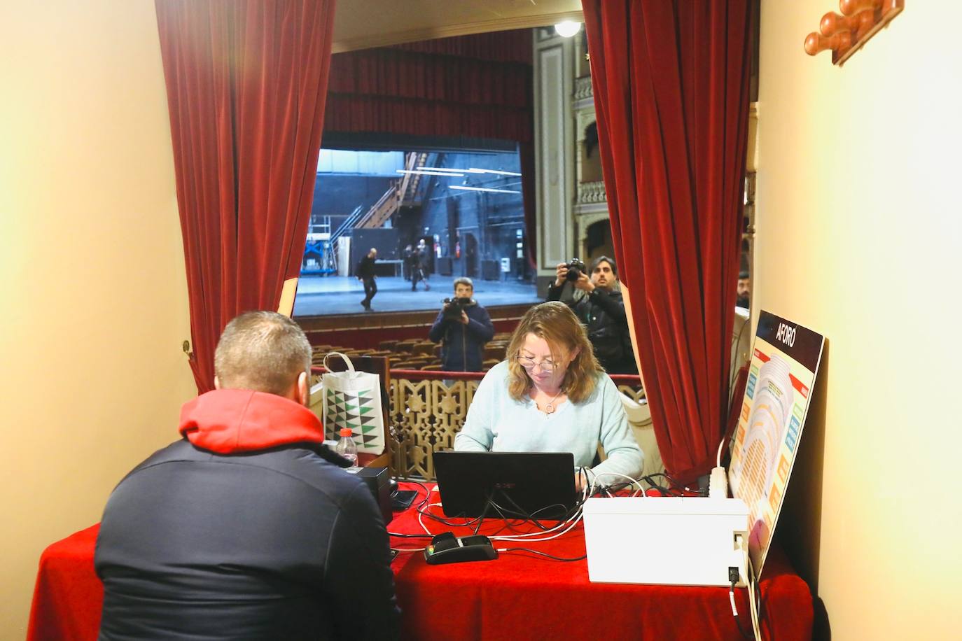 Fotos: Primeros afortunados comprando entradas en el Falla