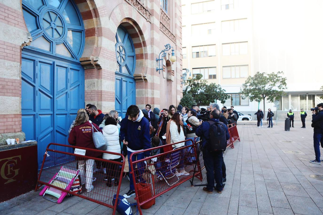 Fotos: Primeros afortunados comprando entradas en el Falla