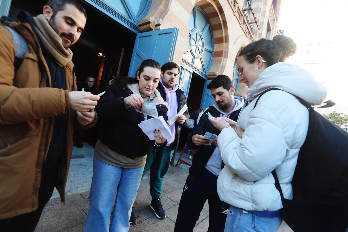 Fotos: Primeros afortunados comprando entradas en el Falla