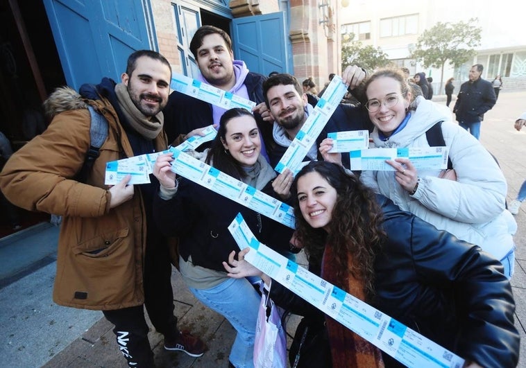 Fotos: Primeros afortunados comprando entradas en el Falla